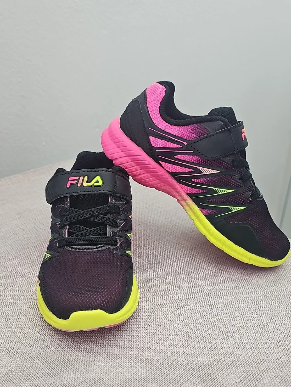 Fila Fanton 8 Strap Girls Shoes. Size 11.   (616)